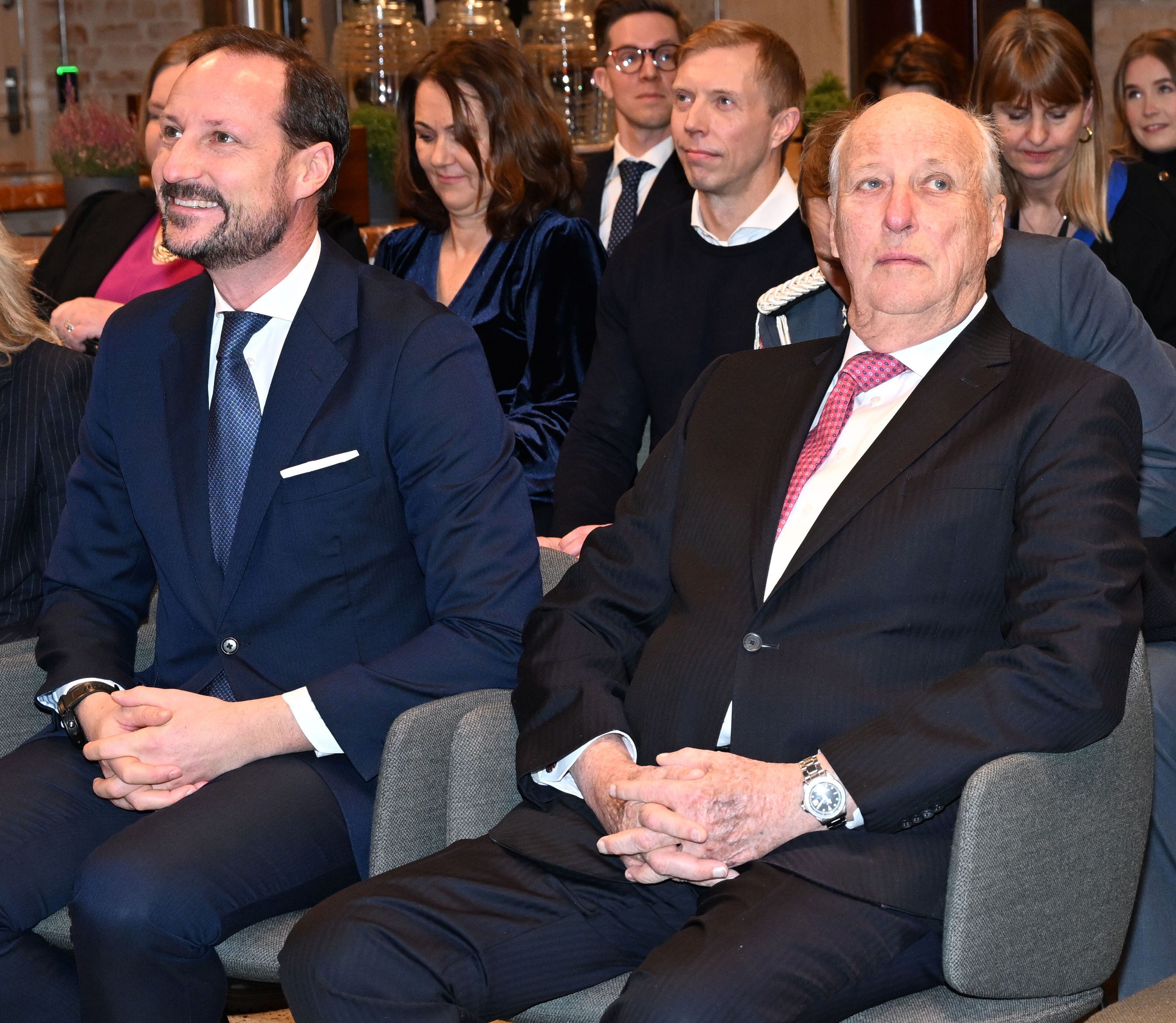 Haakon y Harald de Noruega, en su visita a la organización mediática Faktisk,, en Oslo, el 23 de enero de 2024.