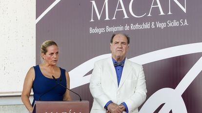 Ariane de Rothschild y Pablo Álvarez, en la inauguración de la nueva bodega de Macán en 2017 en la localidad de Samaniego (Álava).