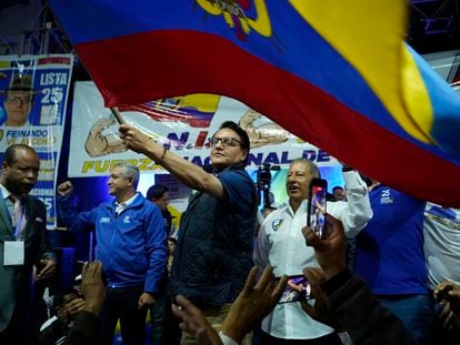 El candidato presidencial Fernando Villavicencio ondea una bandera ecuatoriana durante un acto de campaña en una escuela minutos antes de ser asesinado a tiros.