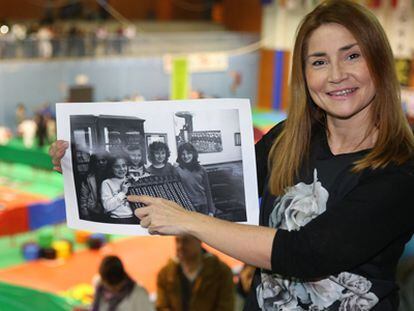 Carolina Pellicó, la primera niña que cantó el 'Gordo', enseña una foto en la que aparece junto a otras chicas del colegio San Ildefonso. / A. RUESGA