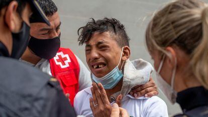 Un menor marroquí atendido en Ceuta por la Policía y la Cruz Roja llora este viernes por el temor a ser devuelto a su país.