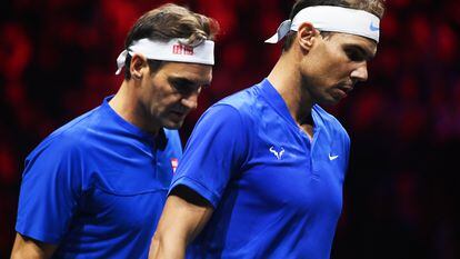 Federer y Nadal, durante el partido de dobles del viernes en el O2 de Londres.