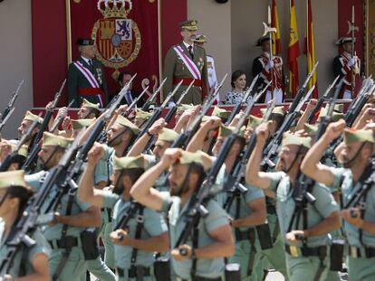 El Rey, presidiendo el desfile del Día de las Fuerzas Armadas celebrado en Guadalajara.