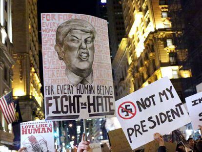 Im&aacute;genes de una protesta contra Trump en Nueva York.