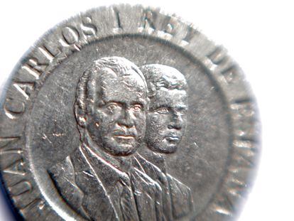 Moneda de 200 pesetas con la cara de Juan Carlos I y Felipe VI.