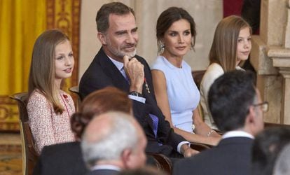 Los reyes de España y sus hijas, en la imposición de medallas al mérito civil, el 19 de junio de 2019.