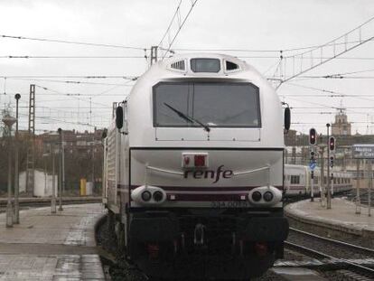 Llegada del tren talgo pendular a una estaci&oacute;n. EFE/Archivo