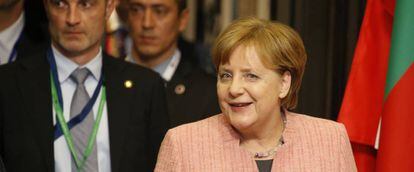 La canciller alemana Angela Merkel se retira al final del primer d&iacute;a de la reuni&oacute;n del Consejo Europeo en Bruselas, (B&eacute;lgica).