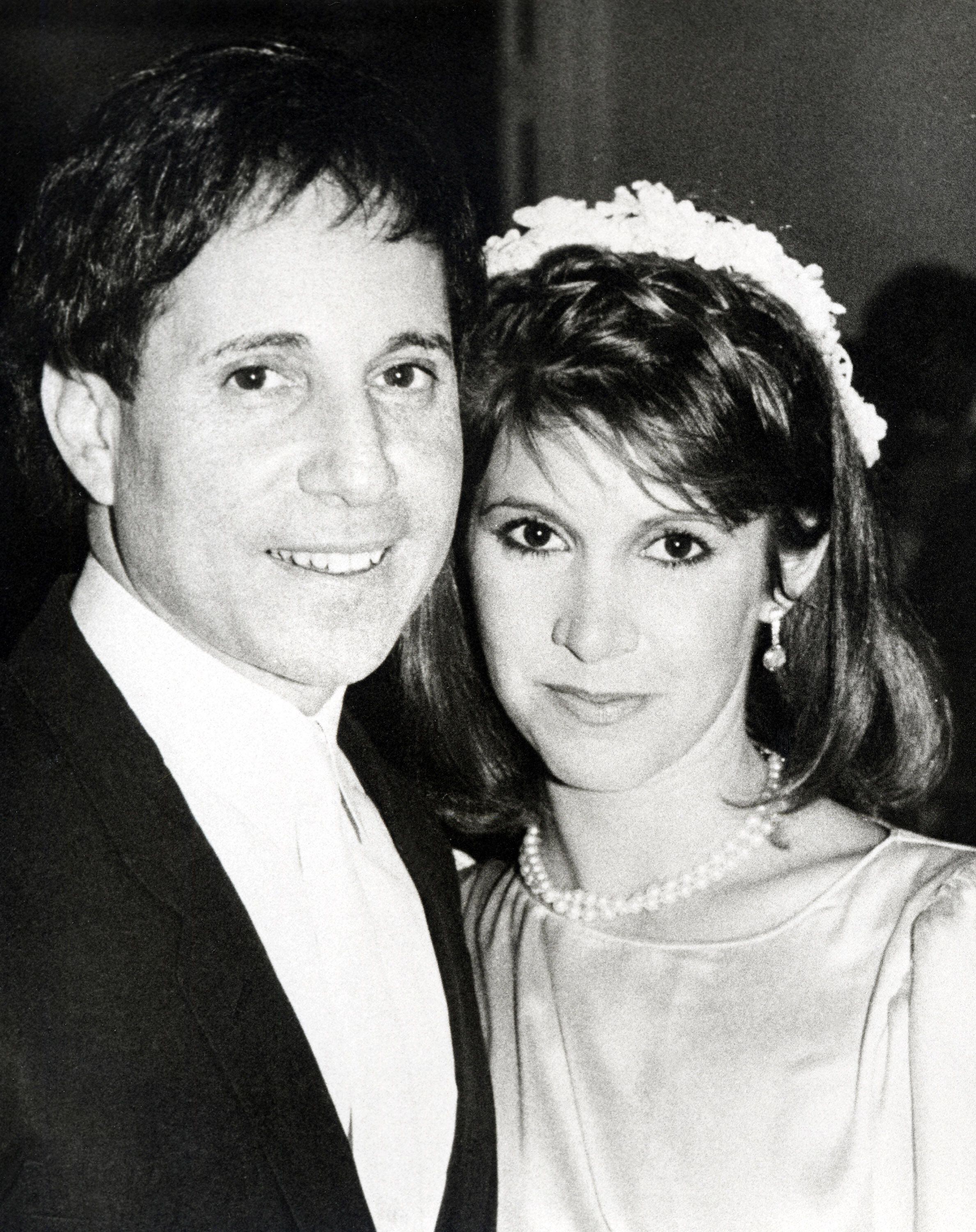 Paul Simon y Carrie Fisher en su boda, en el apartamento del cantante en Nueva York, el 16 de agosto de 1983.