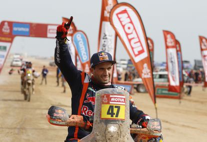 Kevin Benavides en su moto después de ganar el Rally Dakar, este domingo.