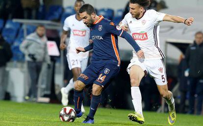 Arda Turam protege el balón con la camiseta del Basaksehir.