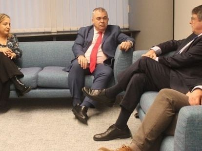 Los socialistas Iratxe García y Santos Cerdán, y los representantes de Junts Carles Puigdemont y Jordi Turull, en la reunión que han mantenido este lunes en Bruselas.