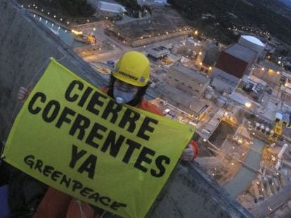 Protesta en la central de Cofrentes, en febrero de 2011.  