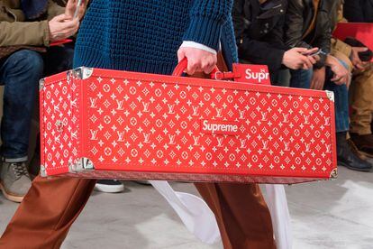El maletín-baúl híbrido Vuitton-Supreme.