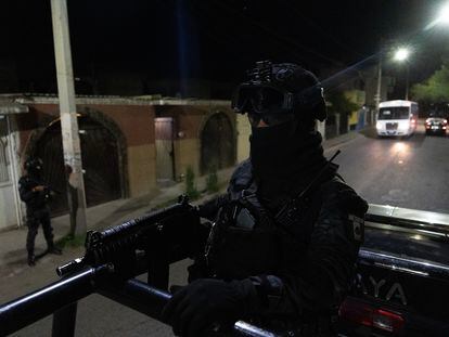 Un policía estatal patrullas las calles de Celaya, Guanajuato.