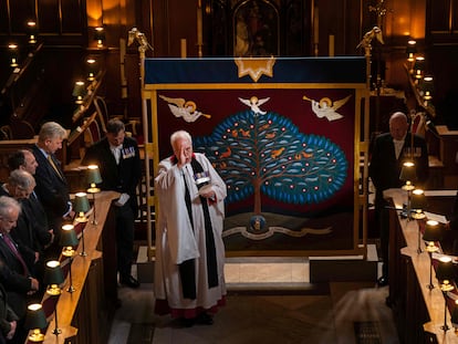 El dosel que se usará en la coronación del rey Carlos III, hecha a mano por la Royal School of Needlework, para mantener la privacidad durante la ceremonia de la unción.