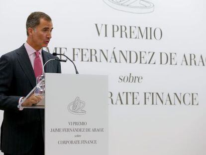 Felipe VI durante la entrega del premio Jaime Fern&aacute;ndez de Araoz de finanzas corporativas en el Colegio Universitario de Estudios Financieros de Madrid
 