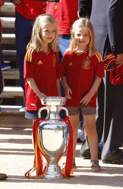 La princesa y la infanta en la recepción de la Roja por la Eurocopa, en el palacio de La Zarzuela en 2012.