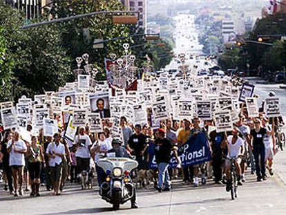 Manifestantes en Austin (Tejas), en octubre de 2000, contra la política de ejecuciones de George W. Bush.