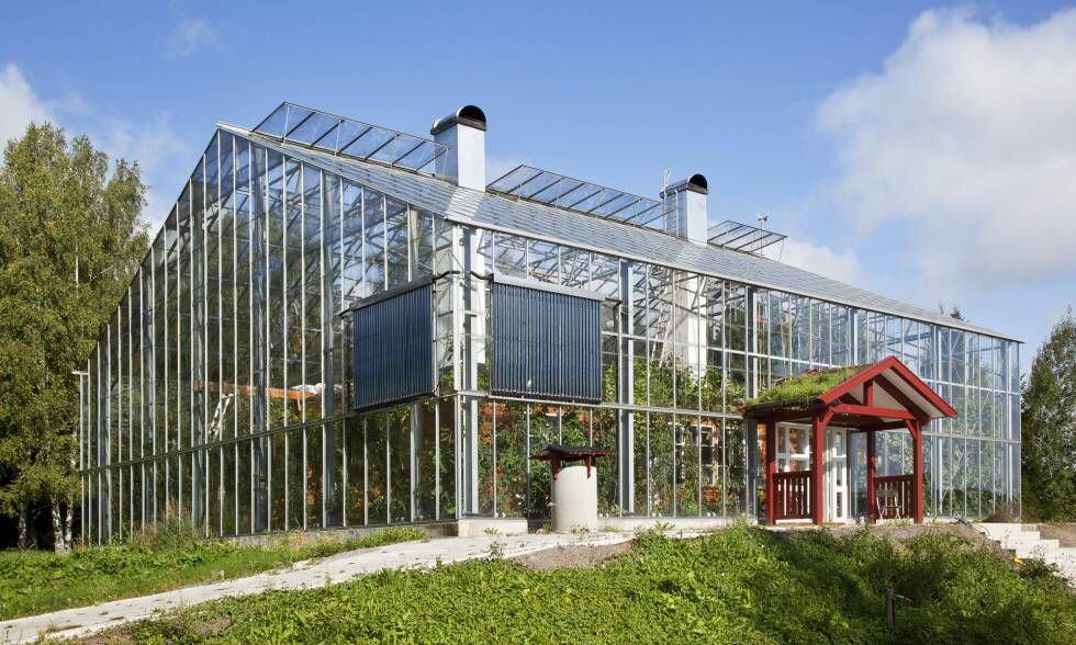 Naturhus, en Saltsjöbaden (Estocolmo) es un invernadero que envuelve una casa de madera, creando un clima mediterráneo en su interior. |