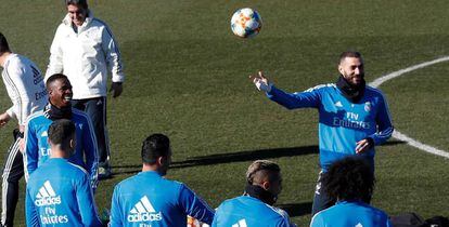 Benzema bromea en el centro del rondo, el martes en Valdebebas.