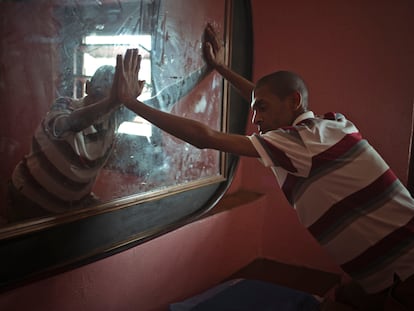 'Newton, 43 años, DJ'. Soltero y padre de 3 niños. Visita a una prostituta 2 o 3 veces a la semana y la paga 70 Rs (16 euros) por sesión. Empezó a visitar prostitutas a los 22 y sigue haciéndolo porque considera que no daña a nadie, y es divertido, no hay emociones y se trata simplemente de una transacción comercial. Rio de Janeiro, Brasil, 2015.