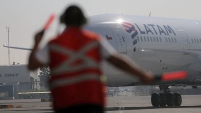 Un avión de Latam llega al aeropuerto internacional Arturo Merino Benítez, en Santiago, Chile.