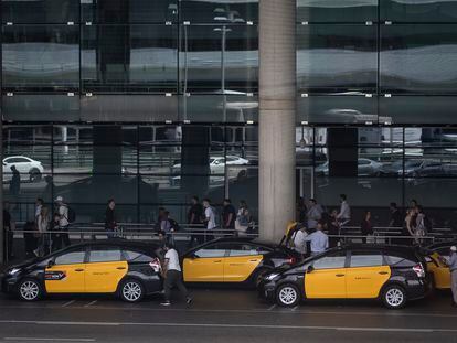 Taxistas recogiendo a sus clientes en el aeropuerto.