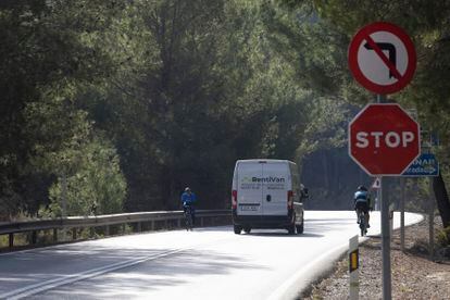 A continuous line or a wider strip to separate lanes are some of the recommendations that the DGT proposes to the Junta de Andalucía to solve the problem.