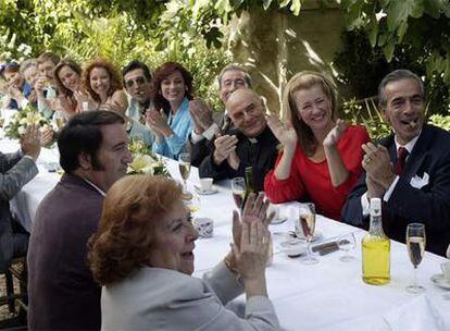 Un grupo de invitados, con el matrimonio Alcántara a la cabeza, en la boda de Miguel y Paquita.