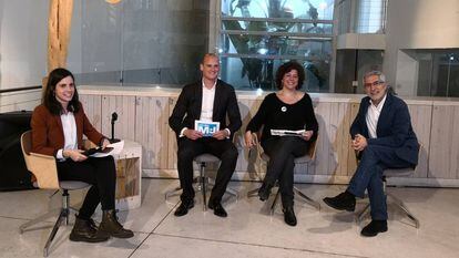 Alejandro Plans, Nuria Suárez y Gaspar Llamazares, junto a la moderadora del encuentro este miércoles en Madrid.