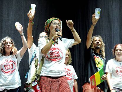 Representantes de Proactiva Open Arms, sobre el Main Stage del Rototom en la clausura del festival, el pasado 22 de agosto.jpg