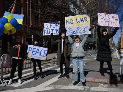 Una protesta contra la invasión rusa en Ucrania, este lunes ante la sede de la ONU en Nueva York.