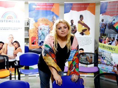La coordinadora del proyecto de acogida e inclusión de solicitantes de asilo discriminados por su orientación sexual, Welcome Diversity, Fabiana Castro, durante una charla de introducción sobre los derechos LGTBIQ, en la Fundación La Merced Migraciones en Madrid.