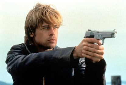 Brad Pitt con una pistola en un fotograma de 'La sombra del diablo', de 1997.
