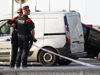 En vídeo, els Mossos van disparar un total de 104 vegades per abatre als gihadistes del 17A