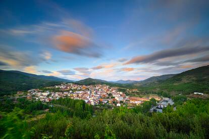 Panorámica de la villa de Pinofranqueado, en la comarca de Las Hurdes, en la provincia de Cáceres.