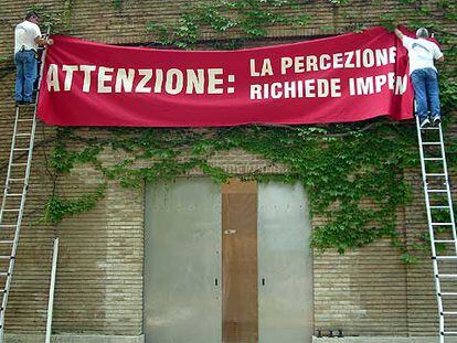 Fachada del pabellón español en la Bienal de Venecia, con el cartel: &#39;Atención, la percepción requiere compromiso&#39;.