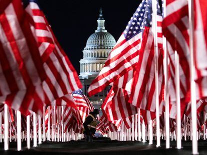Banderas de EE UU instaladas frente al Capitolio antes de la toma de posesión de Biden.