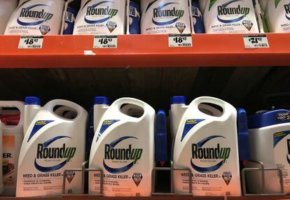 Imagen de archivo de varios envases de RoundUp, de Monsanto, expuestos en una tienda de Encinitas, California, en 2017.