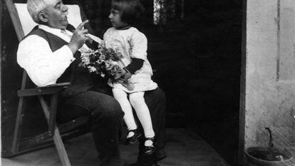 Mercè Rodoreda, en la falda de su abuelo Pere Gurguí, en el mitificado jardín