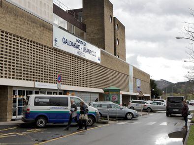 Una ambulancia, en la puerta del hospital de Galdakao este jueves por la mañana.