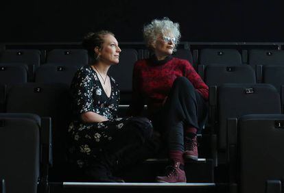 Nina Raine (izquierda) y Magüi Mira, en el teatro Valle-Inclán de Madrid.