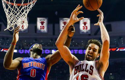 Pau Gasol se hace con un rebote con Drummond.
