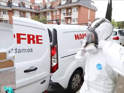 Dos trabajadores de Mapfre con medidas de protección.