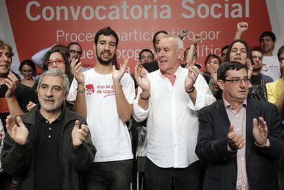 Cayo Lara (con camisa blanca), junto a Llamazares y otros dirigentes de IU y miembros de colectivos.