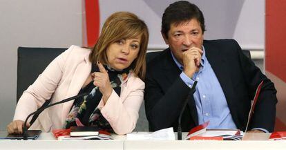 Javier Fernández con Elena Sevillano, en el Consejo Territorial del PSOE del pasado día 15.