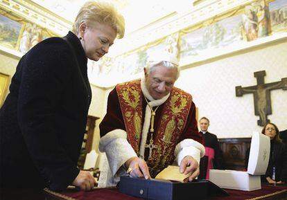 El Papa Benedicto XVI con la presidenta lituana Dalia Grybauskaite