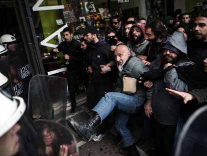 Manifestantes contra la apertura comercial en domingos se enfrentan a antidisturbios en Atenas.