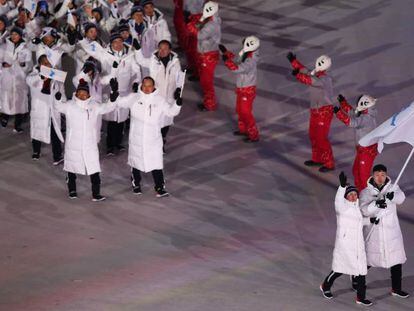 Los equipos ol&iacute;mpicos de Corea del Norte y Corea del Sur, desfilando juntos el viernes bajo la bandera unificada en la apertura de los Juegos de Invierno.